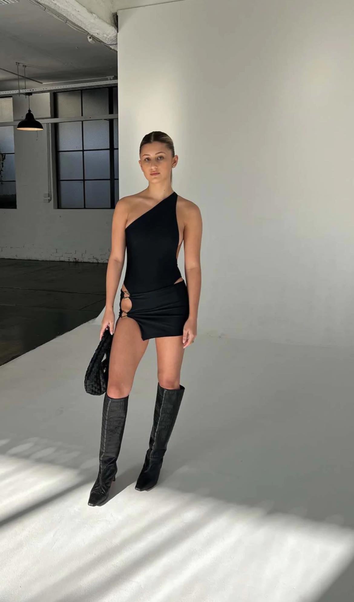 Hire Cultira One Shoulder Nero Set.