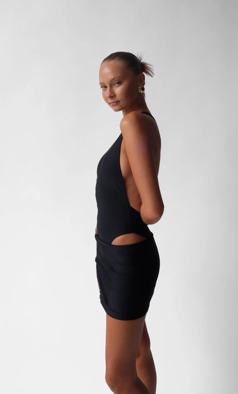 Hire Cultira One Shoulder Nero Set.