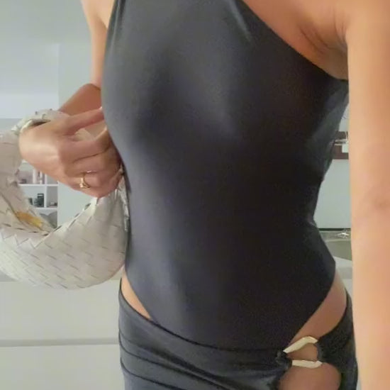 Hire Cultira One Shoulder Nero Set.